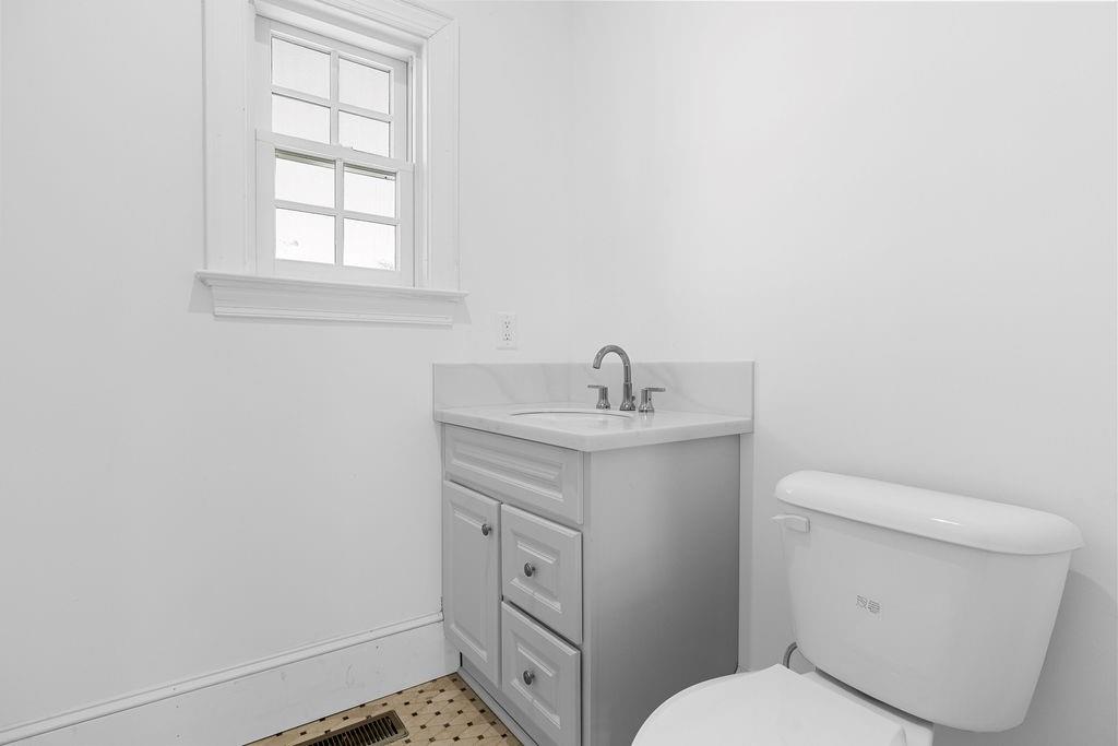 312 E 3rd Street E Property Photo 24
