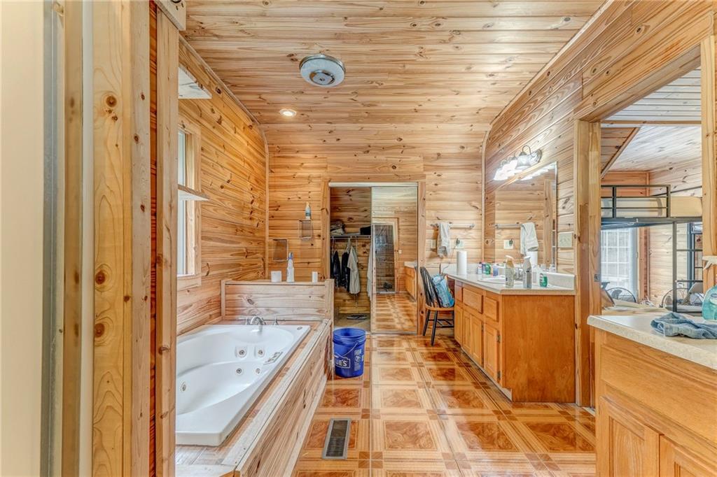 519 E Valley Road Ne Property Photo 12