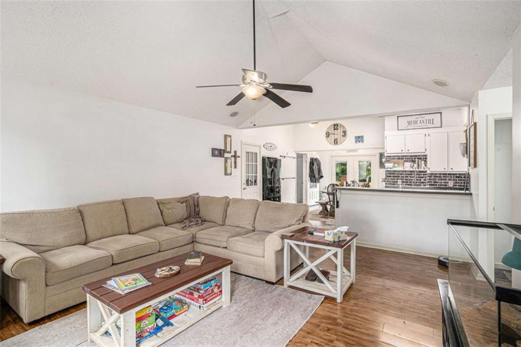 220 Spring Cir Property Photo 4