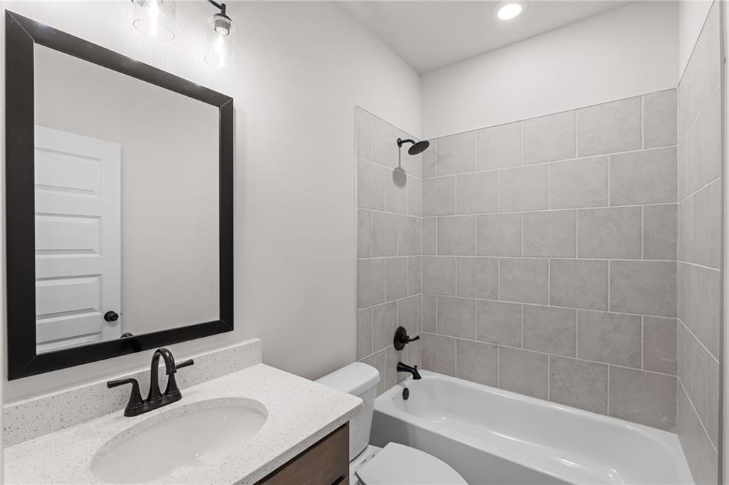 1038 Red Oak Lane Property Photo 23