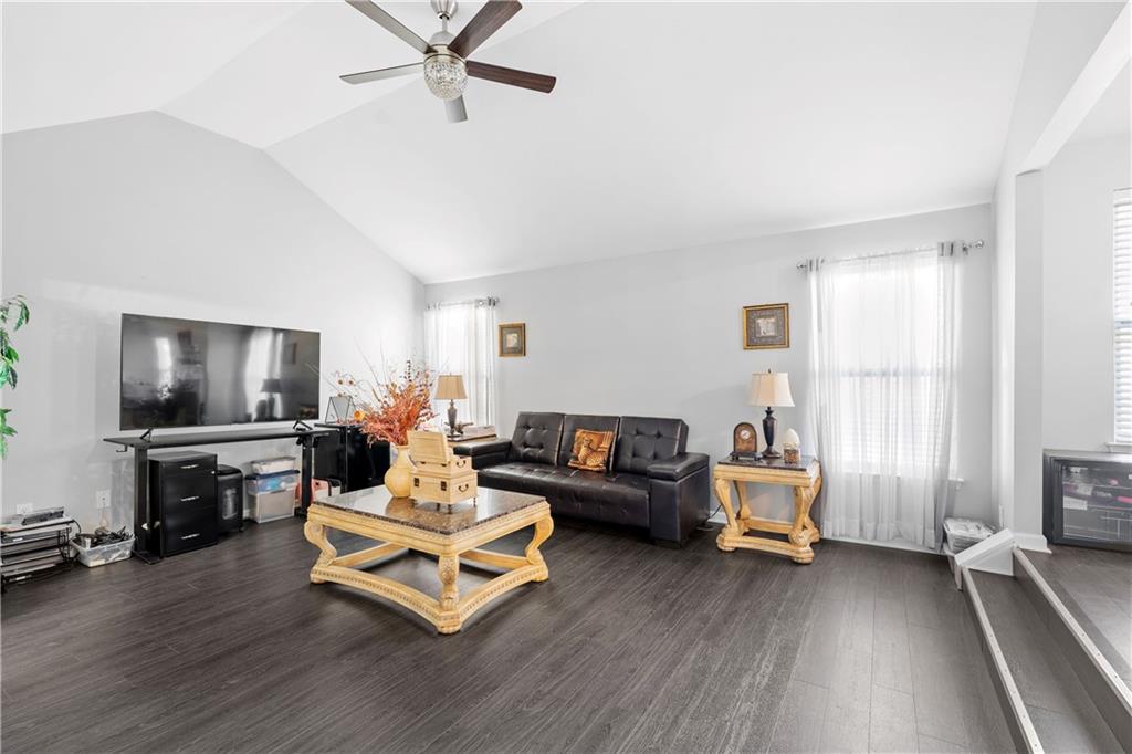700 Buckingham Terrace Property Photo 16