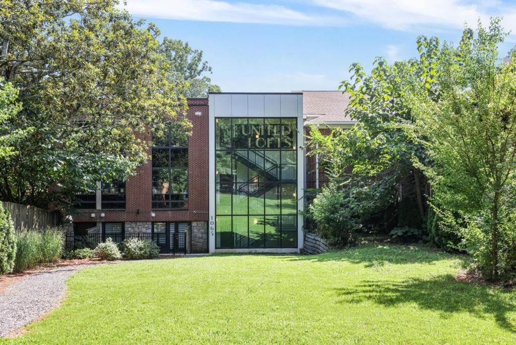 1065 United Avenue Unit 202 Property Photo 2