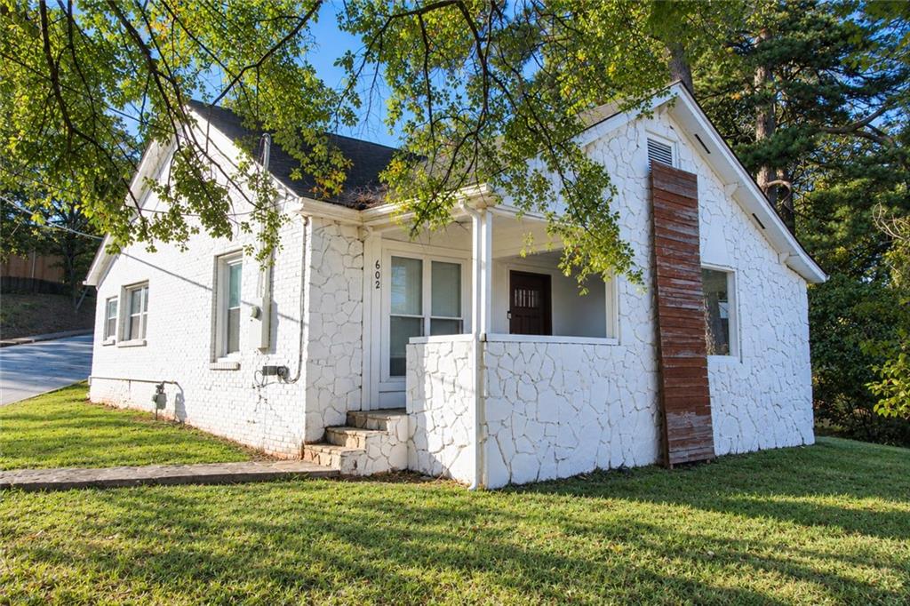 602 W Lake Avenue Nw Property Photo 1
