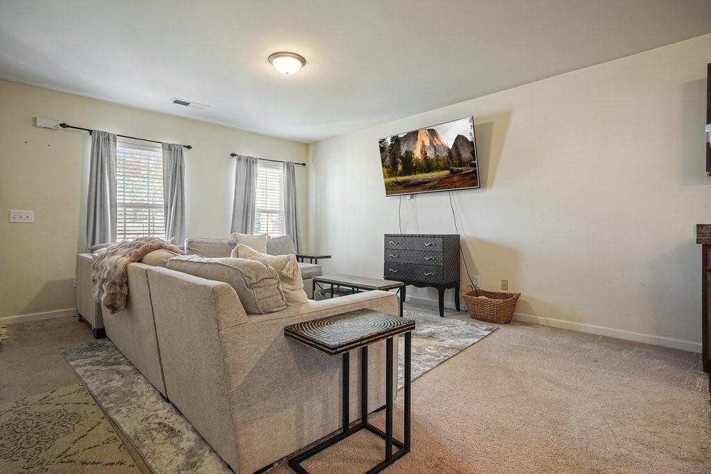 18 Oxford Lane Property Photo 7