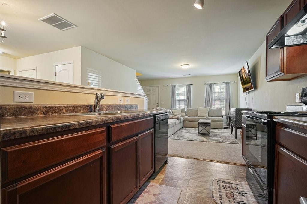 18 Oxford Lane Property Photo 12
