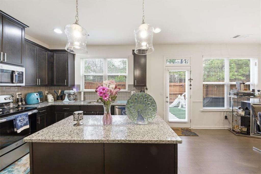 5527 Radford Loop Property Photo 8
