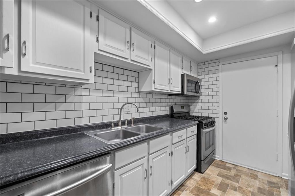6851 Roswell Road Unit D28 Property Photo 11