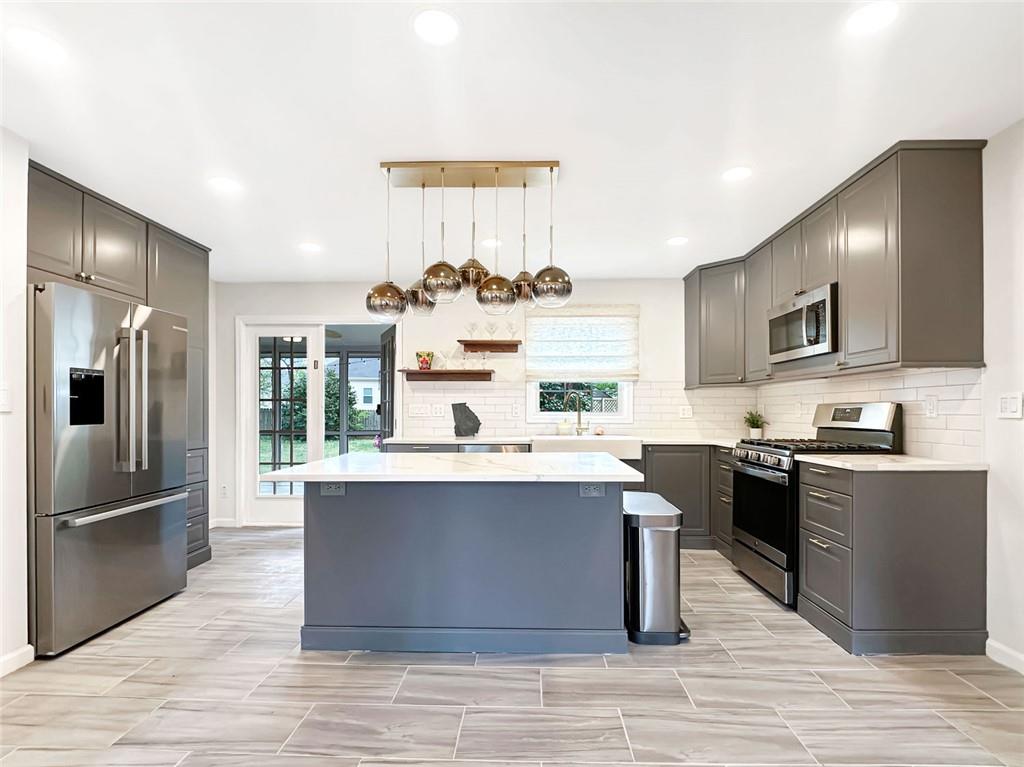 2484 POWERS FERRY Drive SE