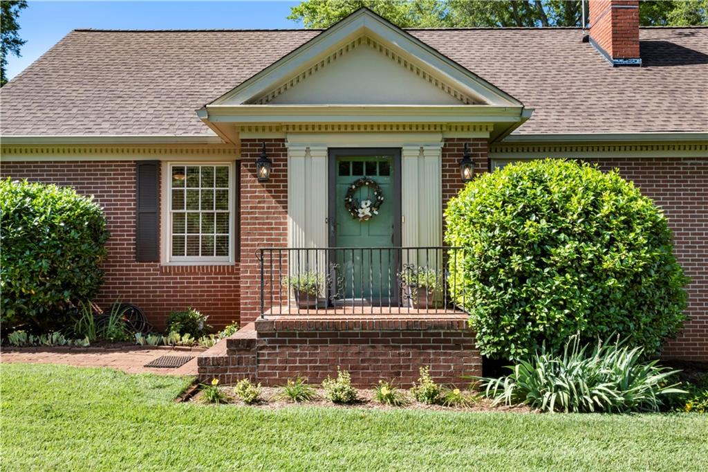 512 Williamsburg Drive Property Photo 1