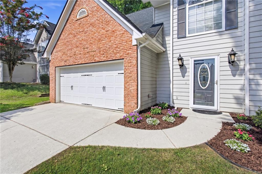 640 Suwanee Lakes Circle Property Photo 2