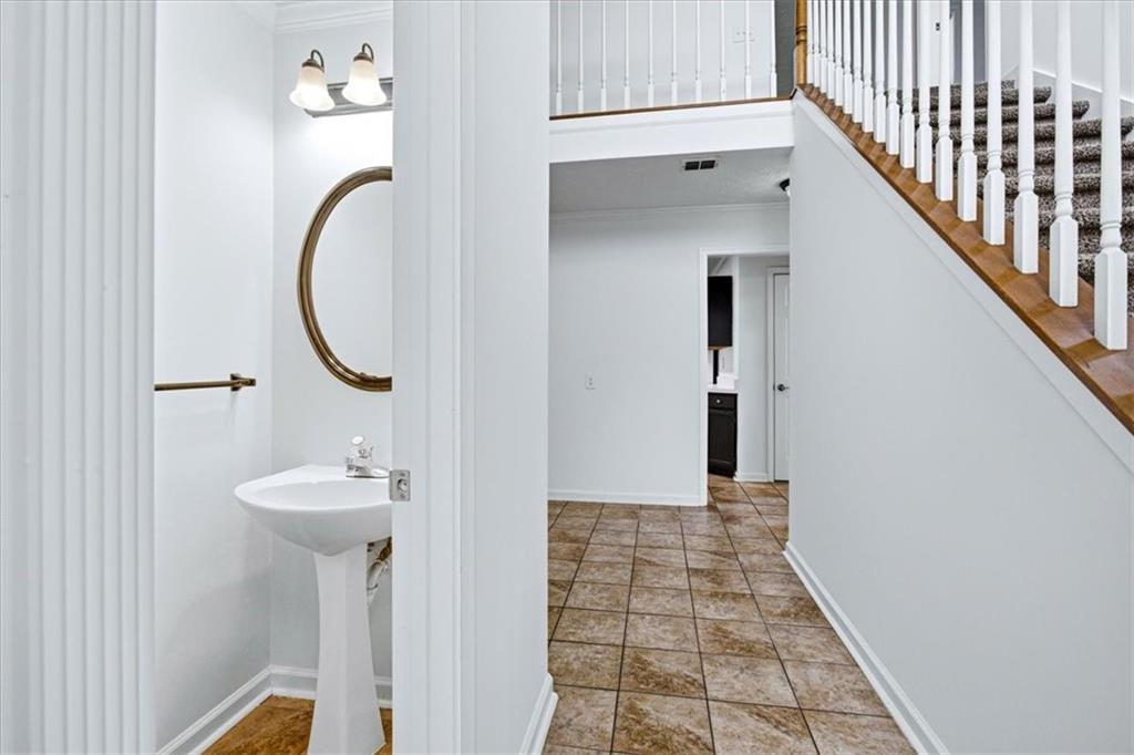 640 Suwanee Lakes Circle Property Photo 3