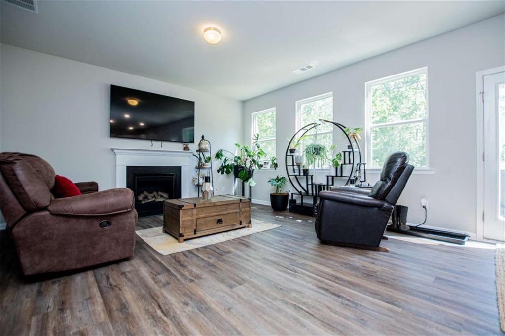 512 Silver Leaf Parkway Property Photo 8