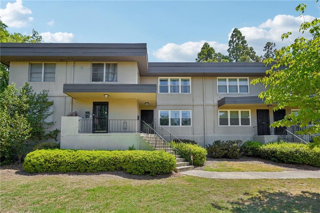 284 Lakemoore Drive NE Unit B