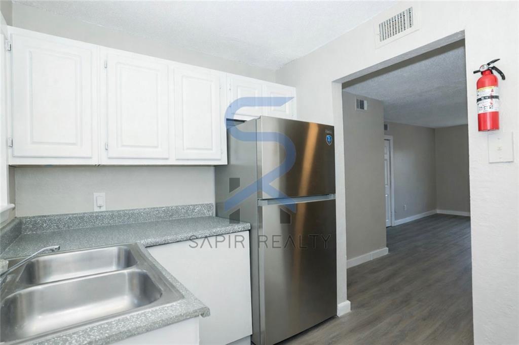 2055 Alison Court Unit 7 Property Photo 4