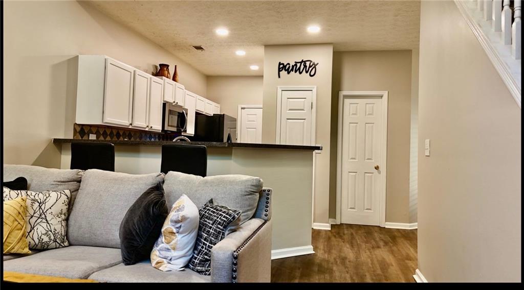 4911 Oak Meadow Lane Property Photo 3