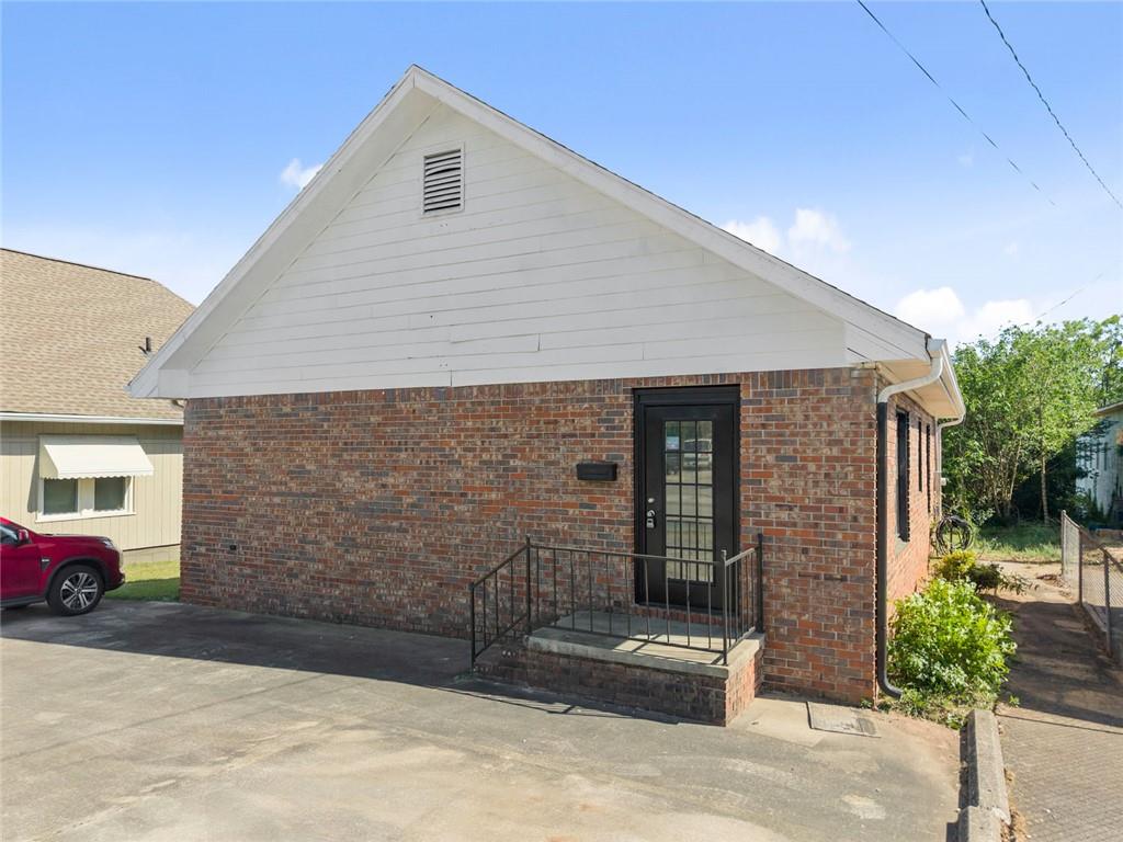160 E Currahee Street Property Photo 1