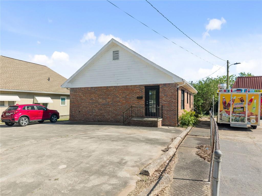 160 E Currahee Street Property Photo 2