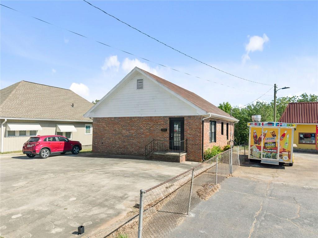160 E Currahee Street Property Photo 3