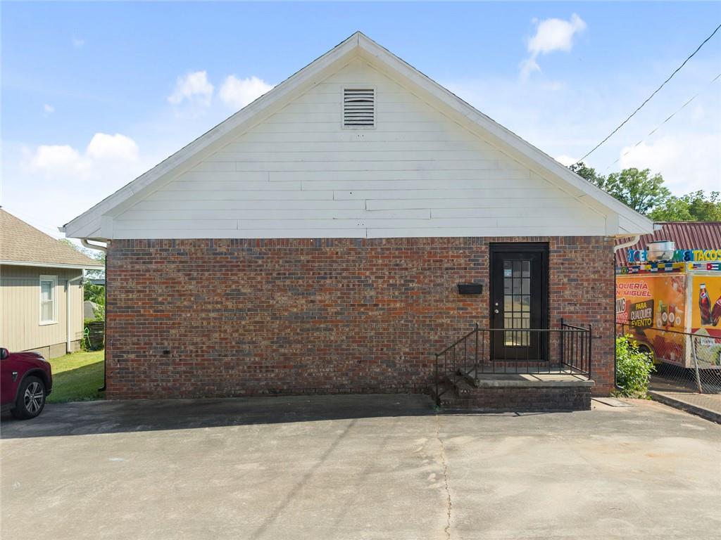 160 E Currahee Street Property Photo 5