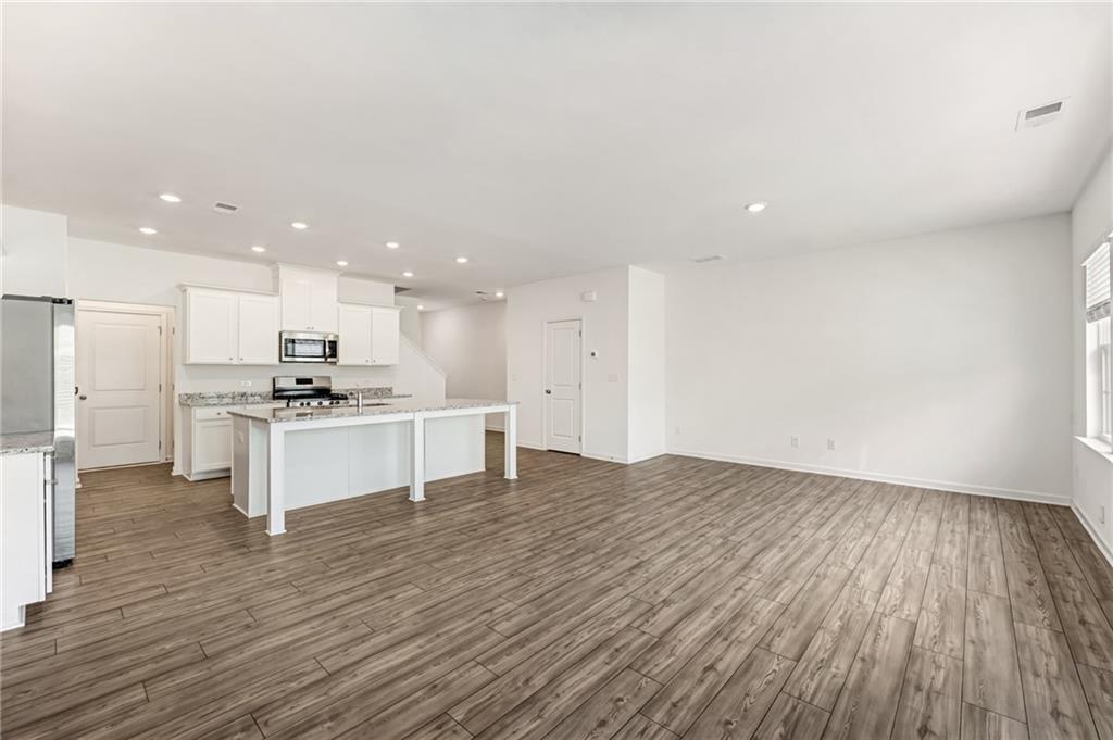649 Isom Walk Property Photo 15