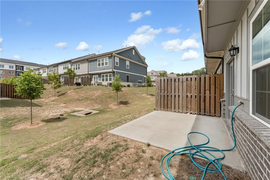 649 Isom Walk Property Photo 17