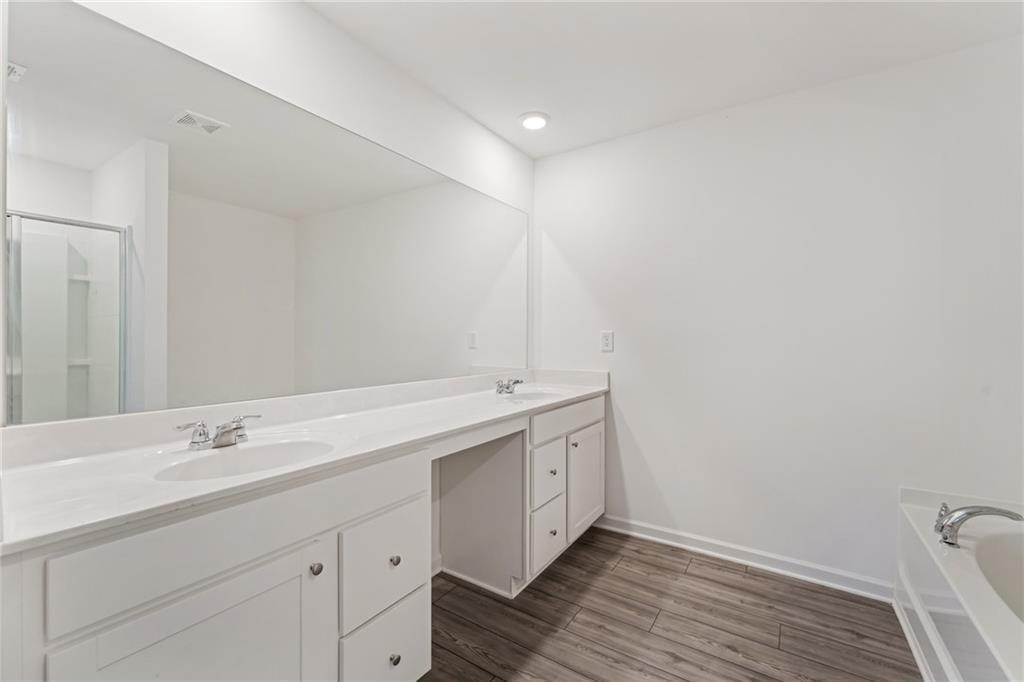 649 Isom Walk Property Photo 23