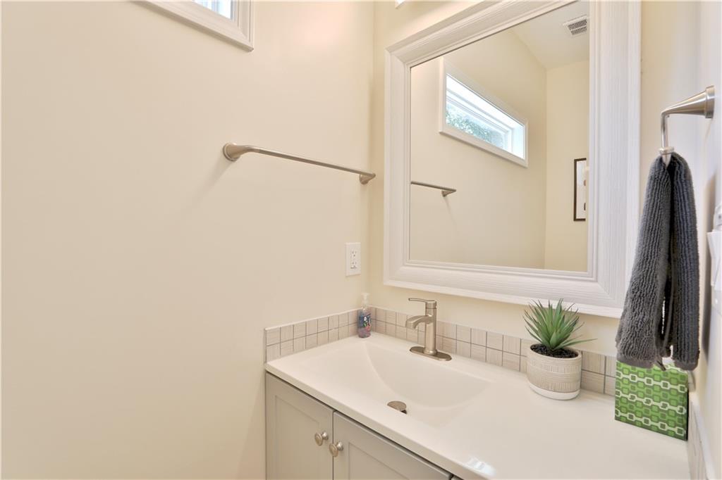 2125 Clay Road Property Photo 17