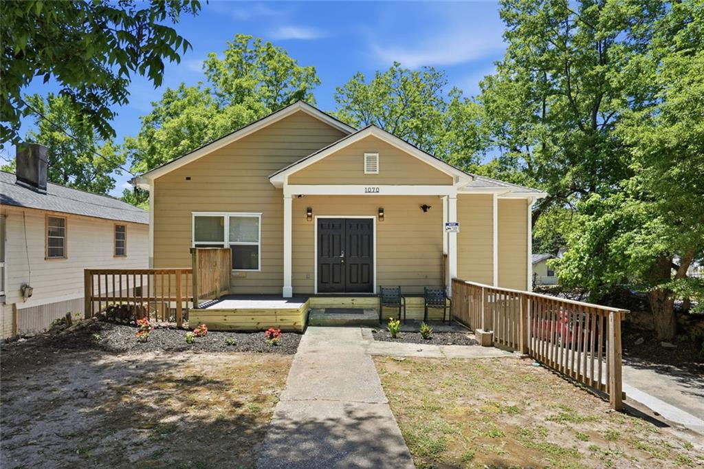 1070 Mayson Turner Road NW Property Photo 1