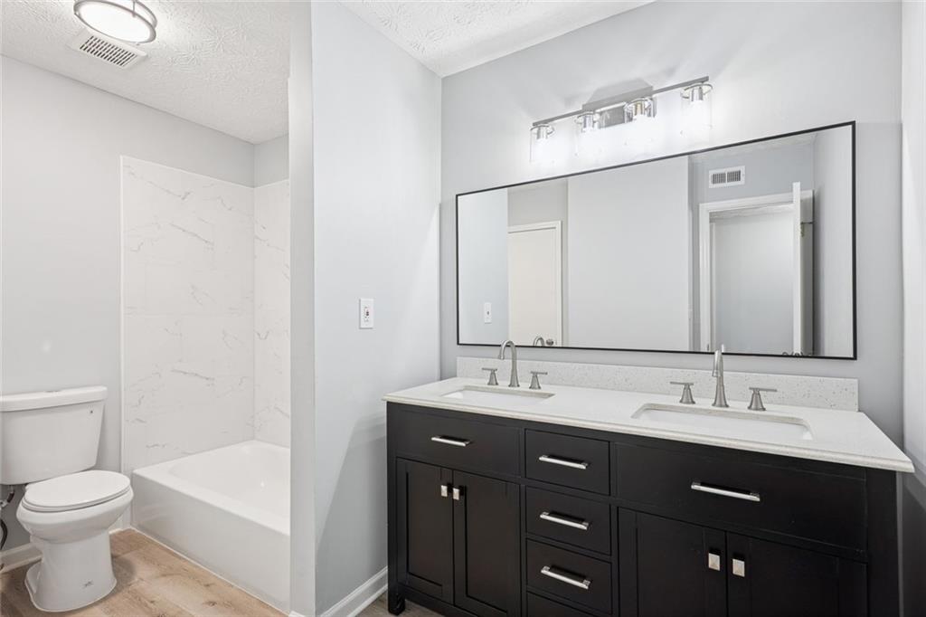6430 Oakleaf Way Property Photo 4
