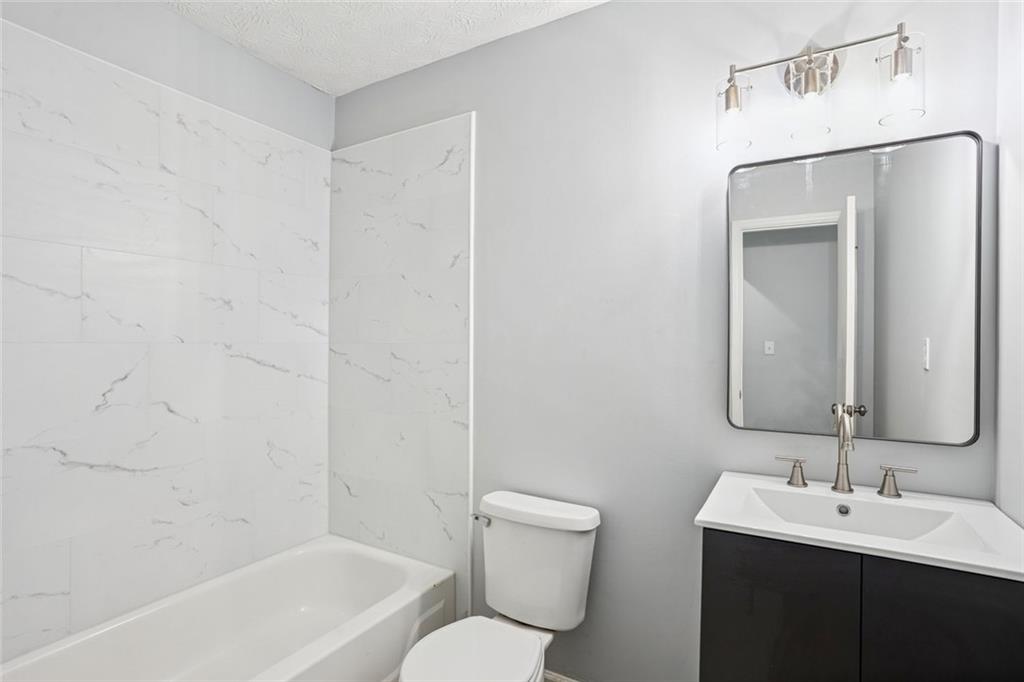 6430 Oakleaf Way Property Photo 5