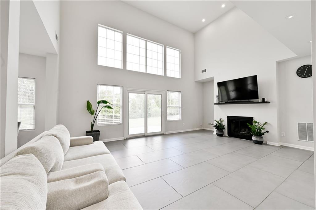 3219 Lindas Circle Se Property Photo 3