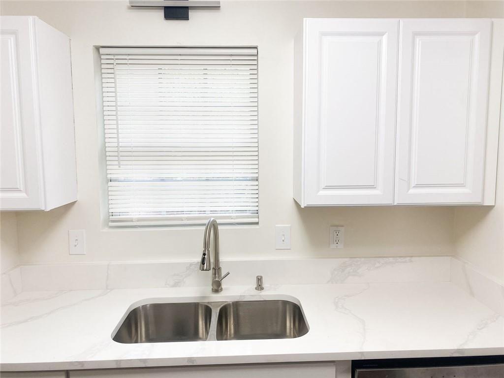 7010 Oakhill Circle Property Photo 4
