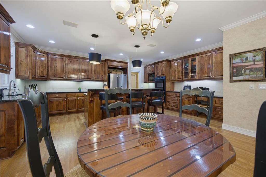 5570 Stoneleigh Drive Property Photo 11