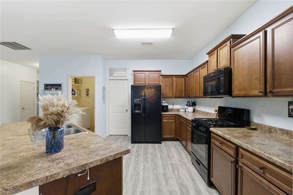 1048 Sutherland Drive Property Photo 3