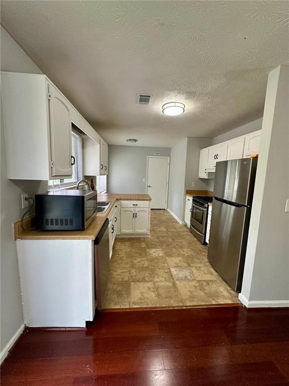 824 Greenhedge Drive Property Photo 2
