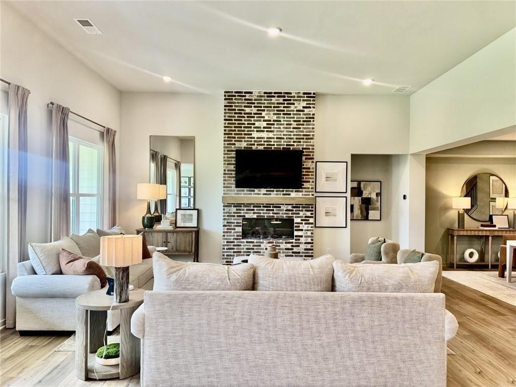 8545 Oak Hollow Way Property Photo 9