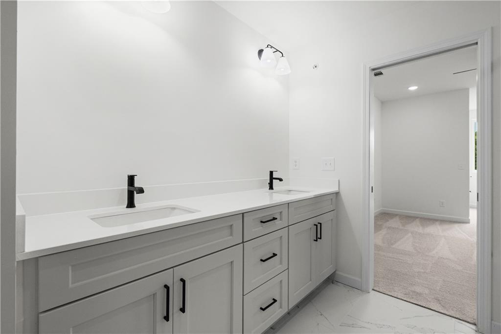 236 Village Overlook Unit L3 Property Photo 25
