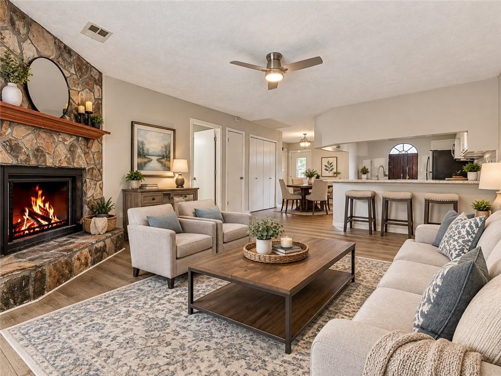 1918 Cornell Way Property Photo 3