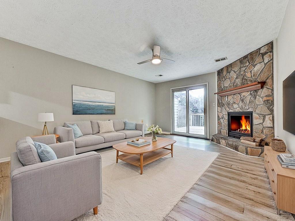 1918 Cornell Way Property Photo 4