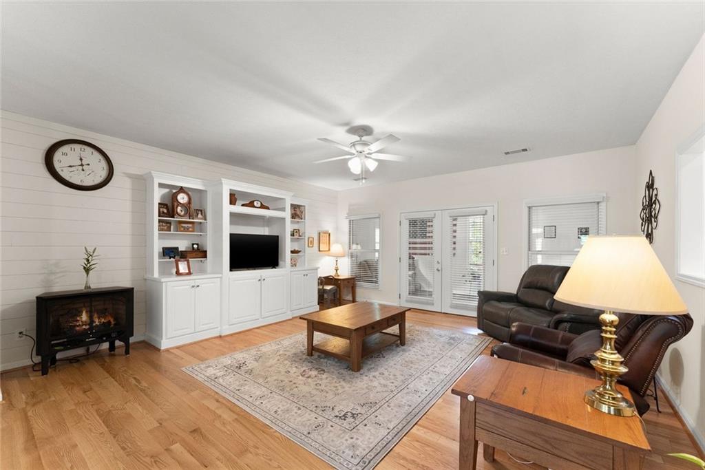 1020 Easy Street Property Photo 6