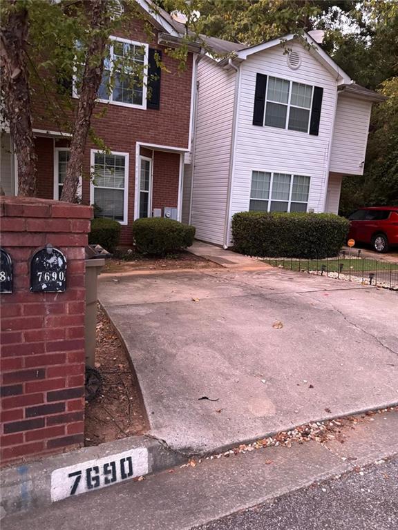 7690 Creekside Lane Property Photo 1