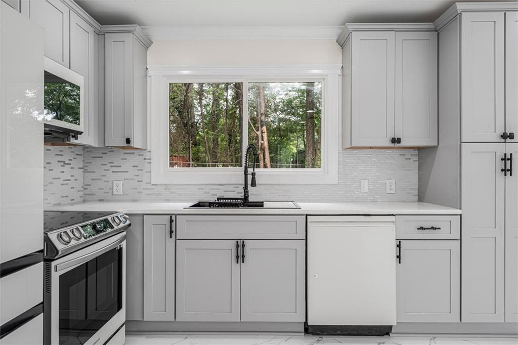 6073 Fieldcrest Drive Property Photo 18