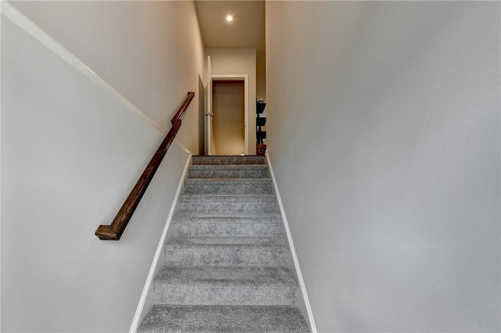 2719 Hedgeway Circle Property Photo 3