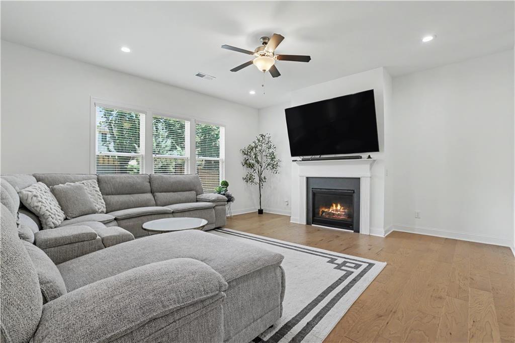 2812 Girard Lane Property Photo 4