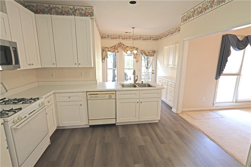 2813 Colleton Drive Property Photo 6
