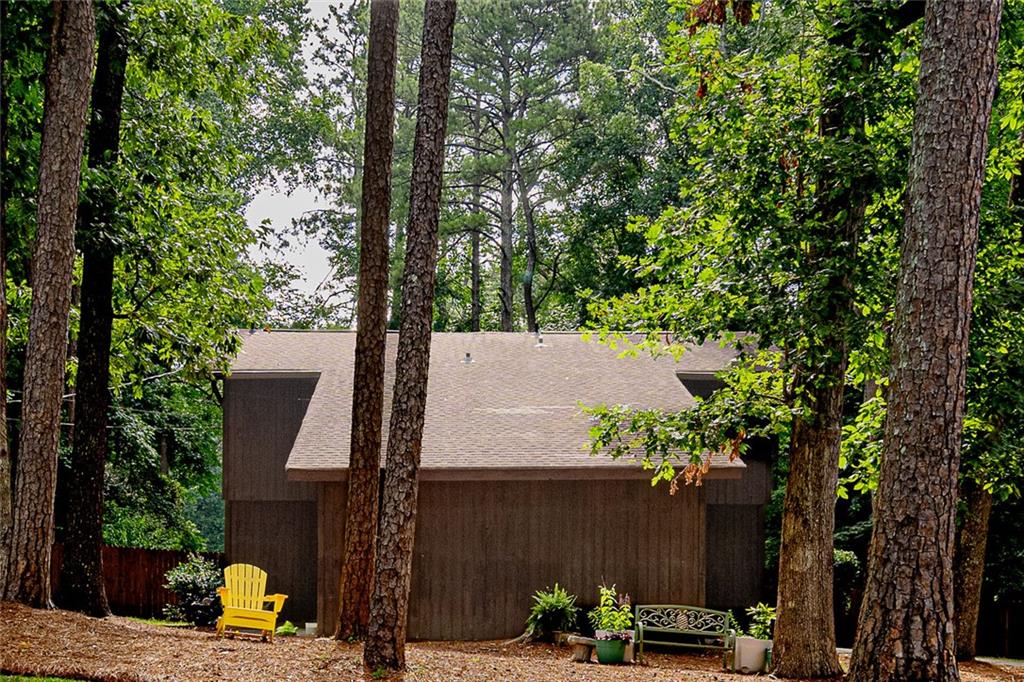 552 Edgefield Drive Property Photo 2