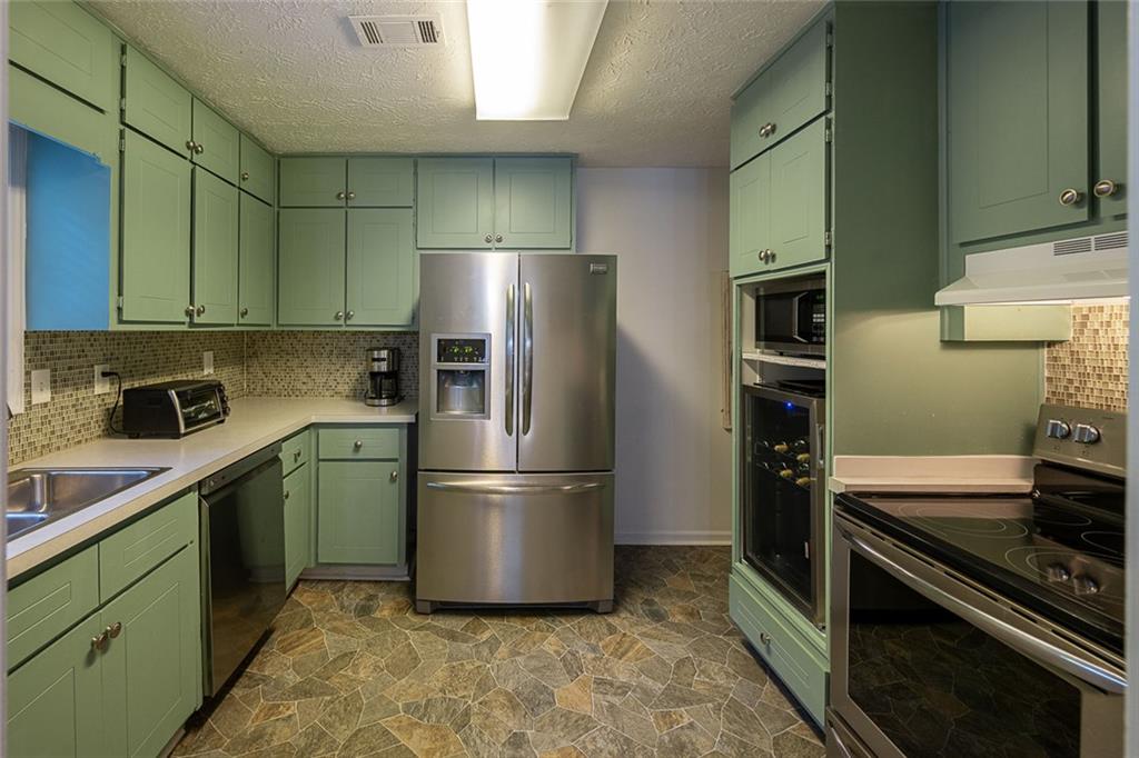 552 Edgefield Drive Property Photo 19