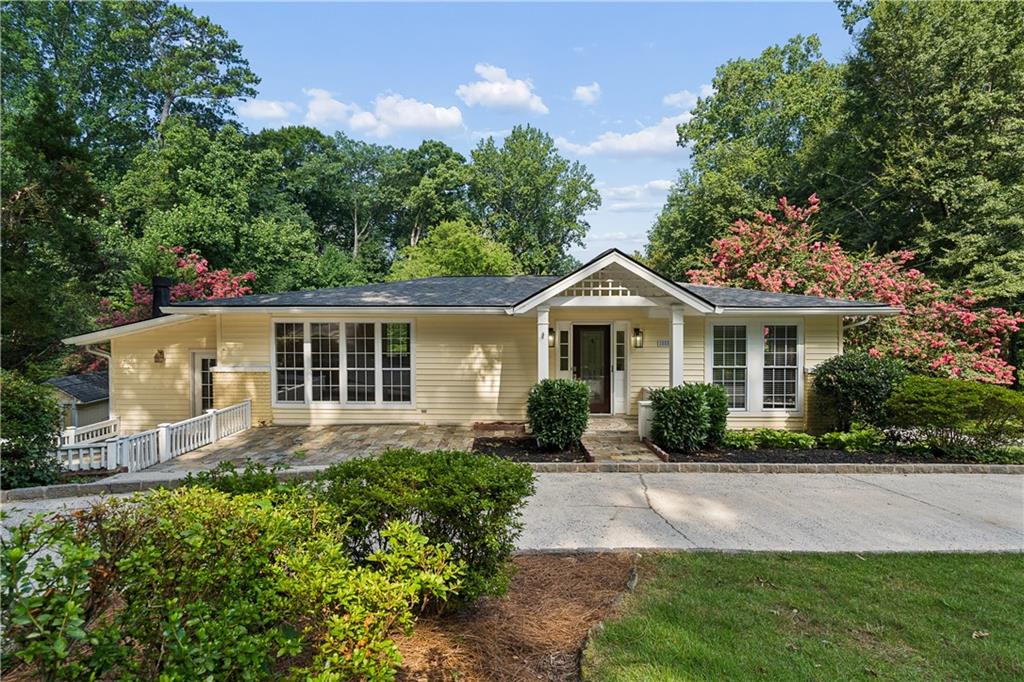 1055 Lee Circle Ne Property Photo 1