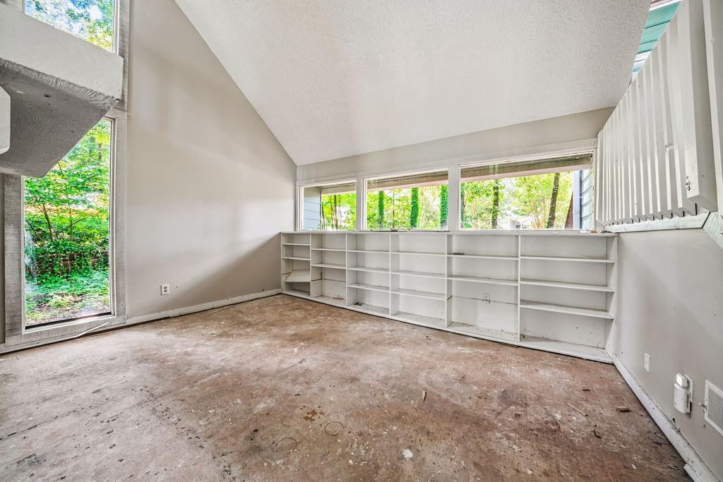 1951 Kinridge Road Property Photo 3