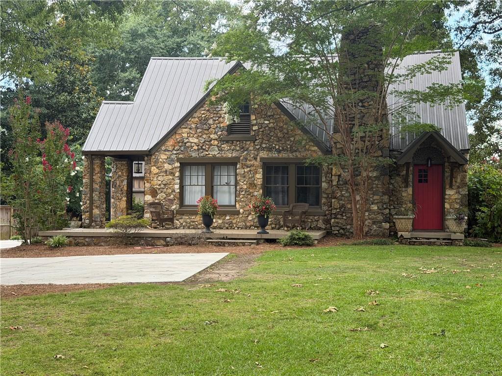 607 N College Street Property Photo 1